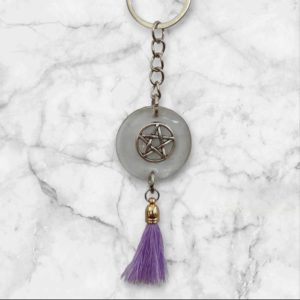 Porte-clef avec inclusion d'un charme de pentacle.